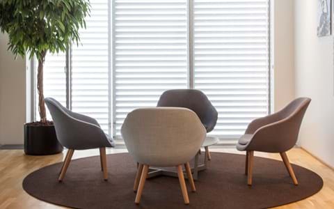 løst tæppe i filt på kontor